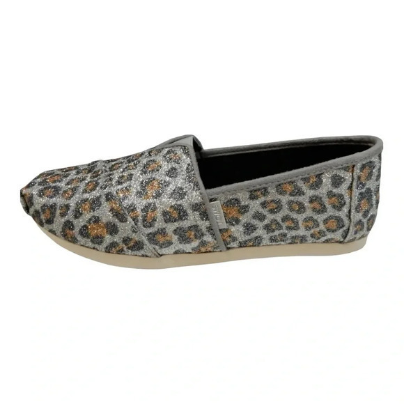 TOMS SILVER GLITTER CHEETAH PRINT SLIP-ON FLAT SHOES WOMEN'S SIZE 6 - Picture 1 of 10